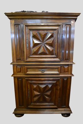l'image d'une armoire en bois surmontée d'une porte