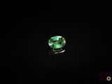 des tourmalines vertes sur fond noir