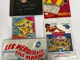 Plusieurs livres et une pièce de monnaie sont posés sur une surface blanche
