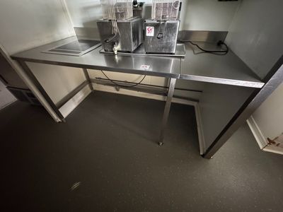 une petite cuisine équipée d'un évier et d'un plan de travail