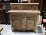 un meuble en bois surmonté de deux tiroirs