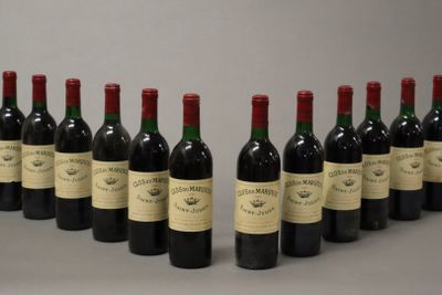 six bouteilles de vin alignées sur une table