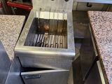 une photo d'une cuisine professionnelle équipée d'un grill et d'un plan de travail