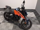 une moto posée sur un sol à damier