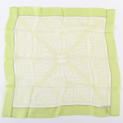 foulard carré vert et blanc avec des mots imprimés dessus