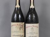 deux bouteilles de vin posées sur une table l'une à côté de l'autre