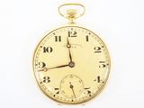 une vieille montre de poche en or avec des chiffres romains sur le cadran