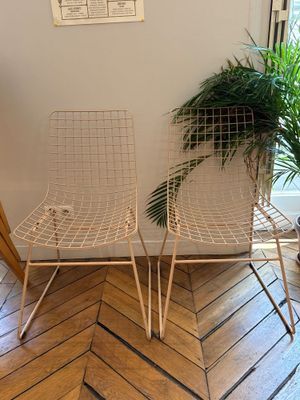 deux chaises assises l'une à côté de l'autre sur un plancher en bois