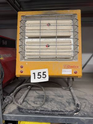 un radiateur jaune posé sur une étagère dans un garage