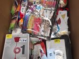 une boîte en carton remplie d'objets divers pour l'anniversaire d'un enfant
