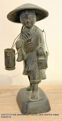 une statue d'une femme tenant un seau et un seau
