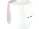 un vase blanc orné d'une bande bleue