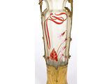 un vase en verre avec un socle doré et un motif floral