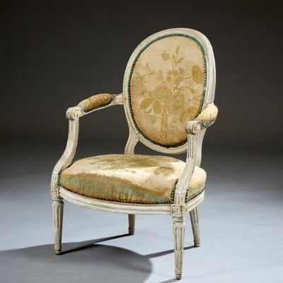 Fauteuil médaillon en hêtre laqué gris. Il repose sur quatre…