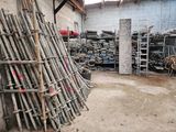 beaucoup de bûches empilées dans une pièce