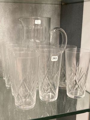 beaucoup de verres et de pichets sur une étagère