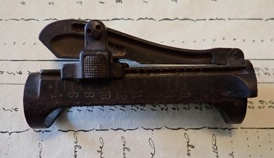 un coupe-tube posé sur une feuille de papier