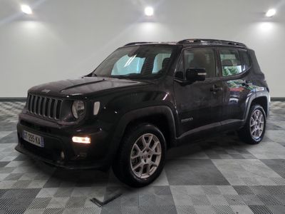 une photo d'une jeep noire garée dans un garage