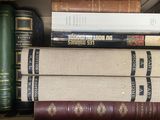 plusieurs livres empilés dans une boîte