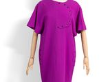 un mannequin portant une robe violette ornée de boutons