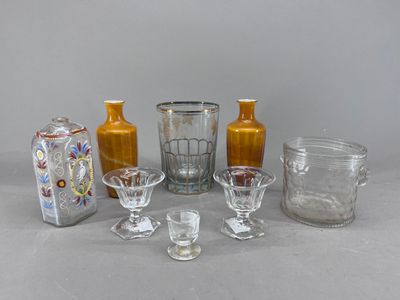 de nombreux vases et verres de toutes sortes posés sur une table