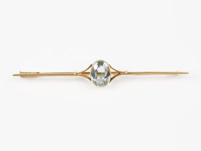 Broche barrette en or jaune, centrée d'une aigue-marine oval…