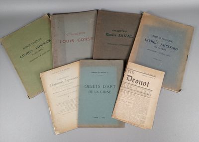 plusieurs vieux livres sont empilés sur une table