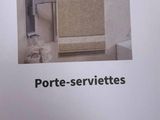 une photo d'une photo de toilettes dans une boîte