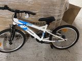 un vélo posé par terre à côté d'un carton
