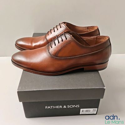 men ' s tan leather dress shoes with laces on top of a box