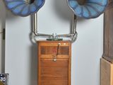 deux enceintes bleues posées sur un meuble en bois dans une pièce