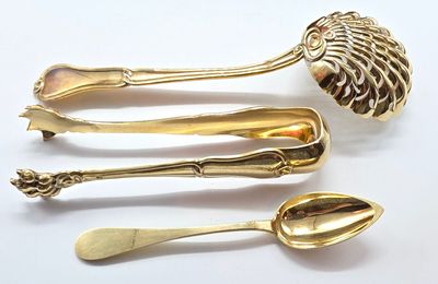 trois cuillères en or et une cuillère surmontée d'une pomme de pin