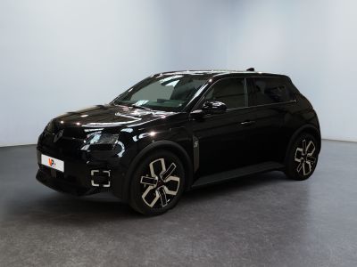 Le SUV noir est garé dans une pièce aux murs blancs.