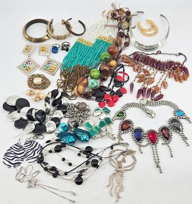 BIJOUX. Lot de bijoux fantaisies.