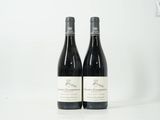 deux bouteilles de vin posées l'une à côté de l'autre sur une table