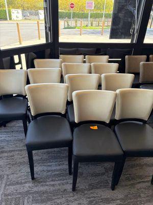 un grand nombre de chaises dans une pièce