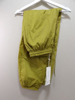 une photo d'une veste verte suspendue à un cintre