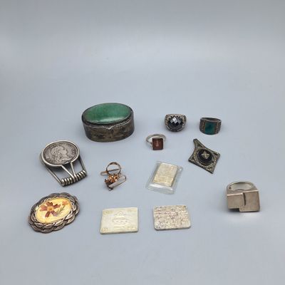 un assortiment de bijoux comprenant des bagues, des bracelets, des bagues et d'autres articles