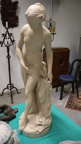 Sculpture en résine blanche « La Baigneuse » d’après FALCONNET. H...