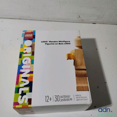 une boîte de blocs Lego en bois posée sur une table