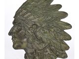 tête en bronze représentant un Indien coiffé d'une coiffe à plumes