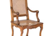 une image représentant une chaise en bois avec un dossier et des accoudoirs en rotin