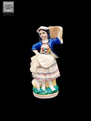 figurine représentant une femme tenant un éventail et un panier
