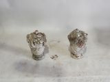deux figurines assises sur une table