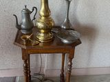 une petite table sur laquelle est posée une lampe
