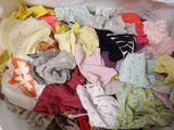 un tas de vêtements qui se trouve dans un sac blanc