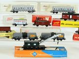 de nombreux trains miniatures exposés dans une vitrine