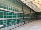 un grand bâtiment vert doté de nombreuses fenêtres