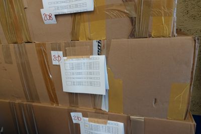 une pile de boîtes empilées les unes sur les autres