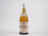 une bouteille de vin posée sur une table